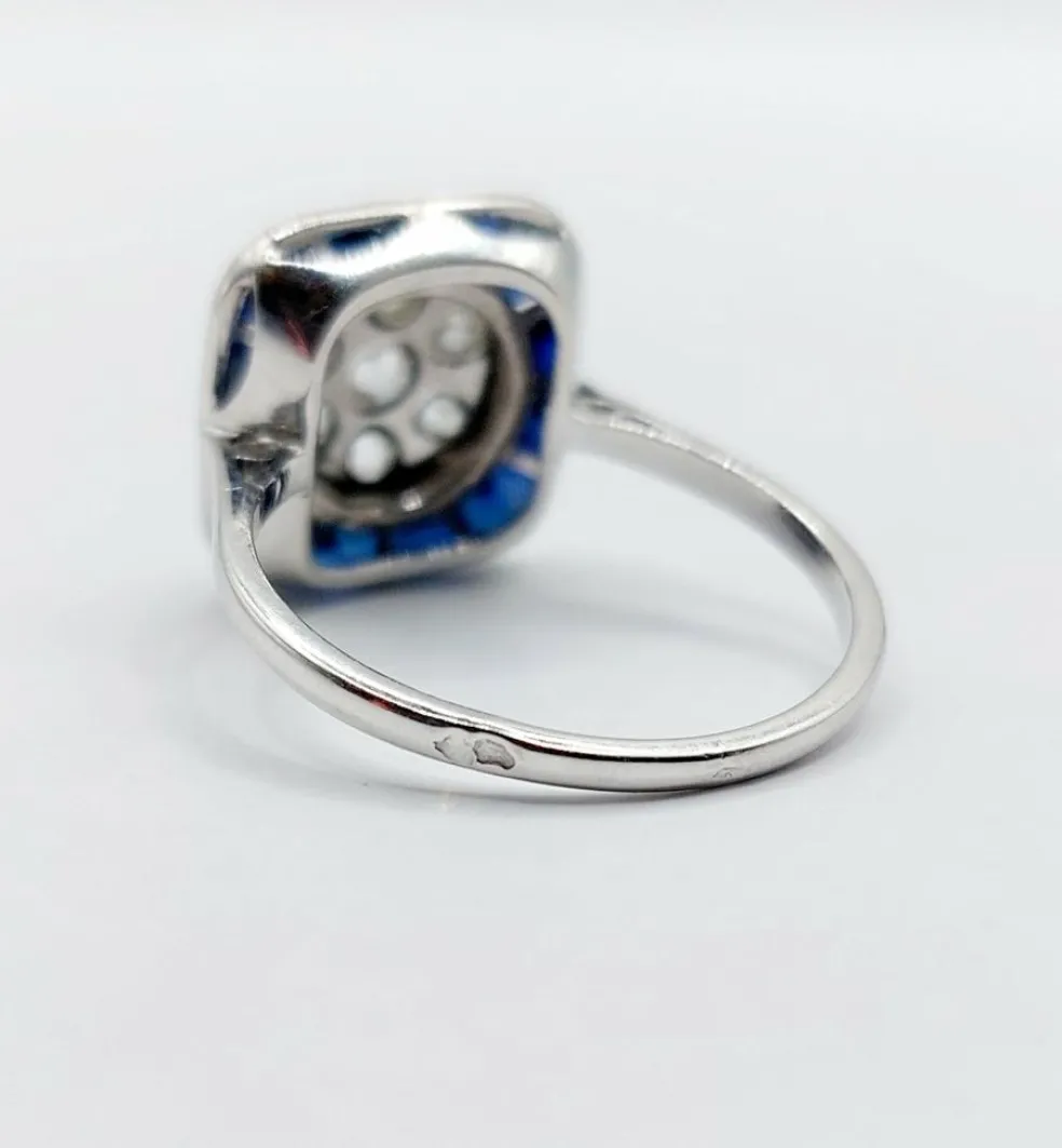 Bague cible art deco or blanc 18k et platine ornée de diamants entouré de saphirs calibrés synthétiques (circa 1930)