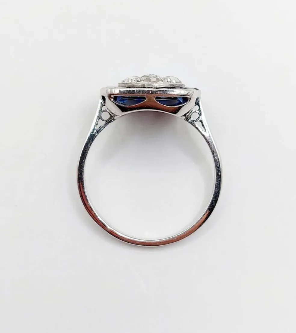 Bague cible art deco or blanc 18k et platine ornée de diamants entouré de saphirs calibrés synthétiques (circa 1930)