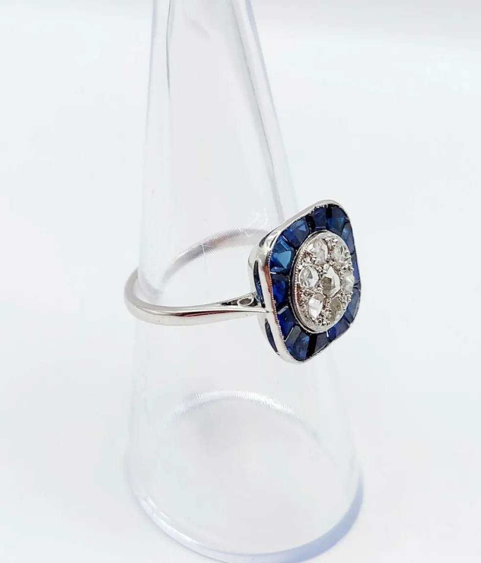 Bague cible art deco or blanc 18k et platine ornée de diamants entouré de saphirs calibrés synthétiques (circa 1930)