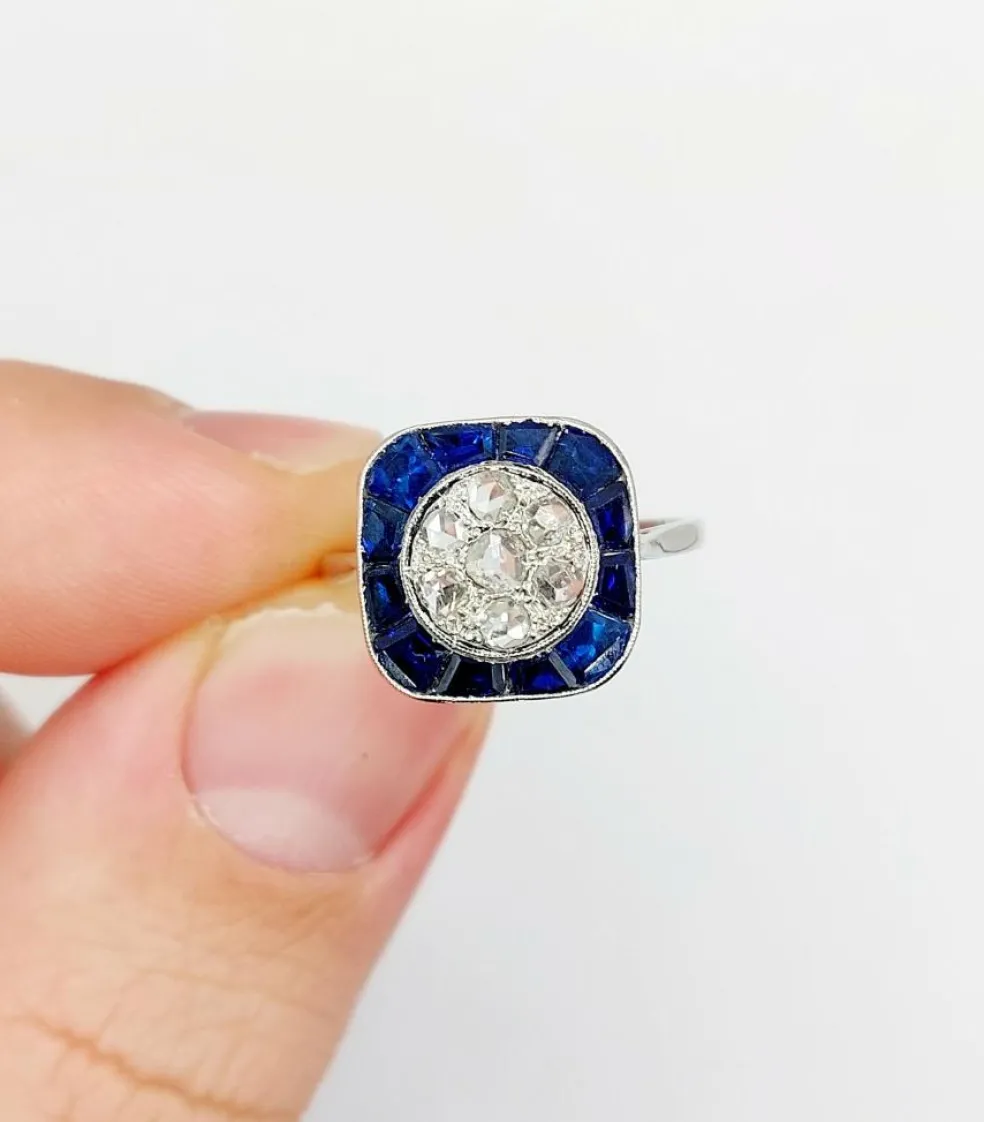 Bague cible art deco or blanc 18k et platine ornée de diamants entouré de saphirs calibrés synthétiques (circa 1930)
