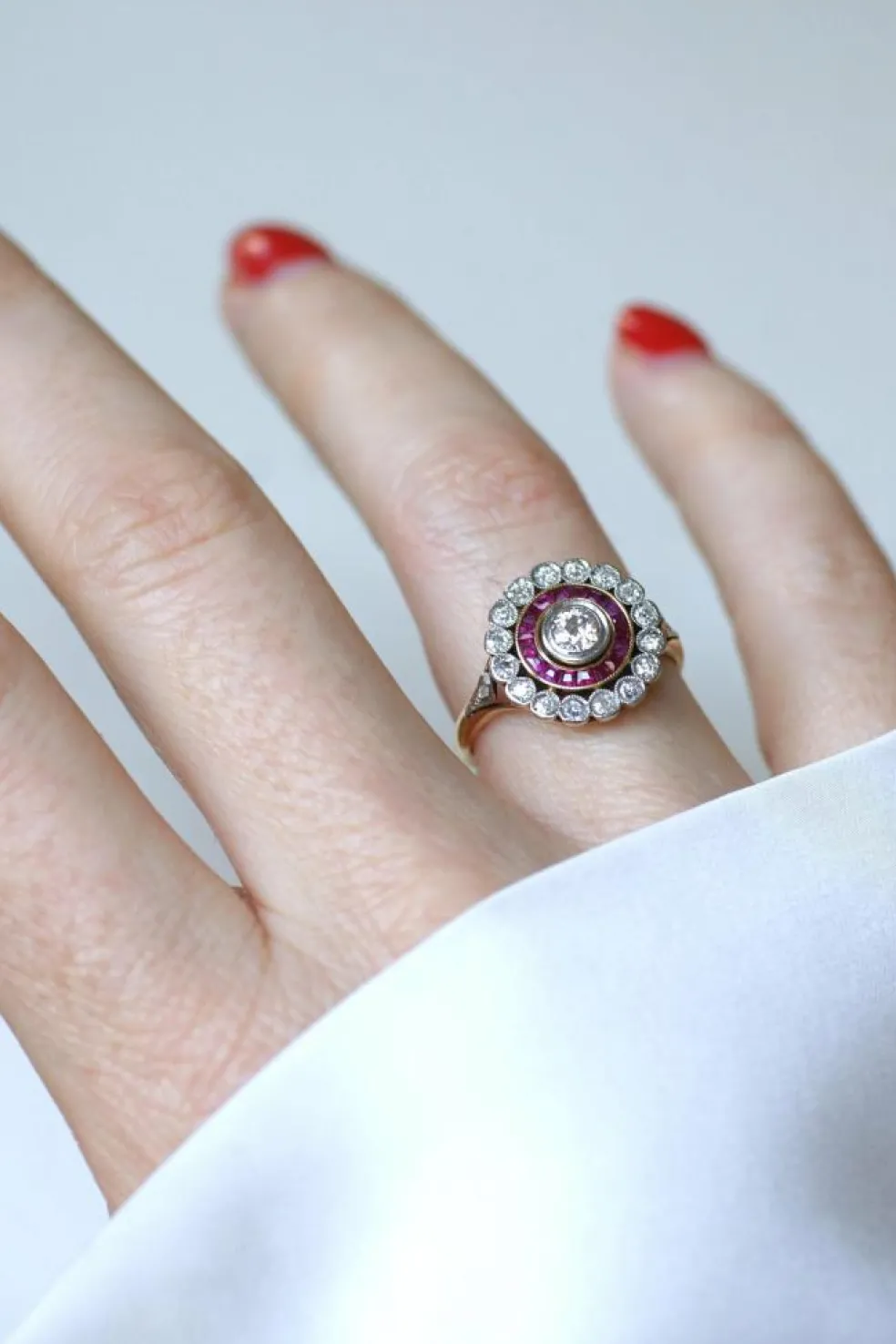 Bague Cible Belle Epoque Diamants et Rubis Calibrés
