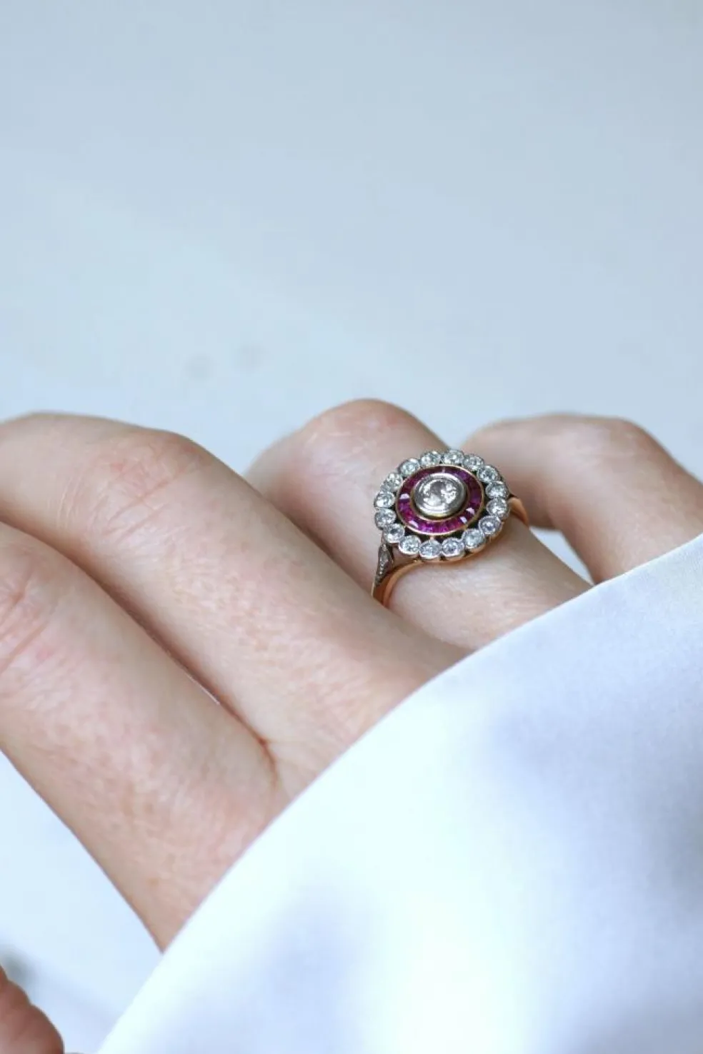 Bague Cible Belle Epoque Diamants et Rubis Calibrés