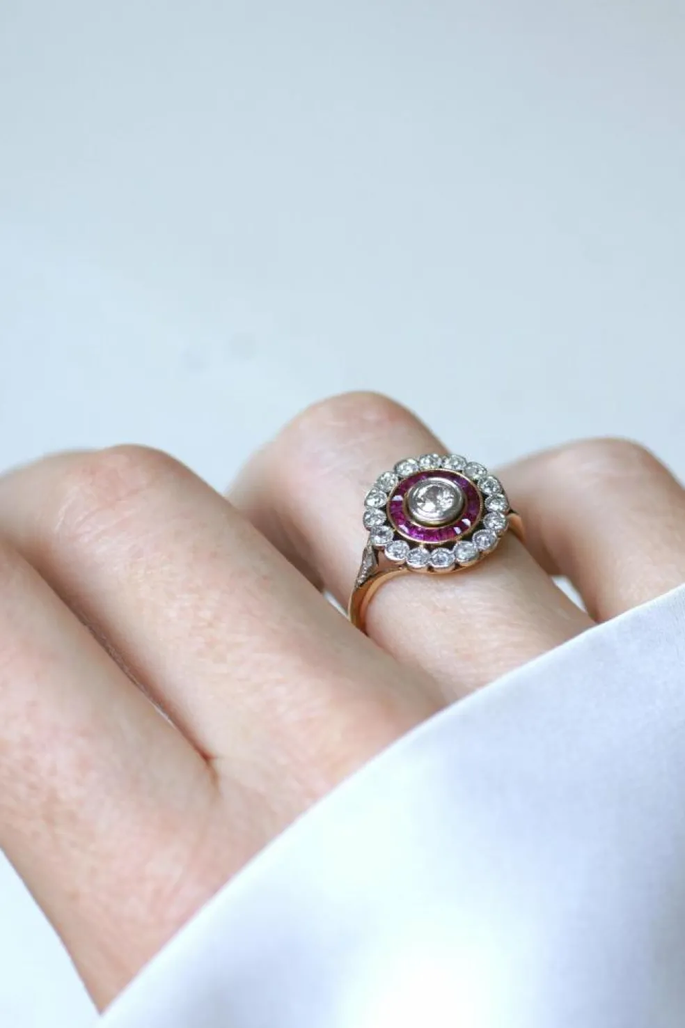 Bague Cible Belle Epoque Diamants et Rubis Calibrés