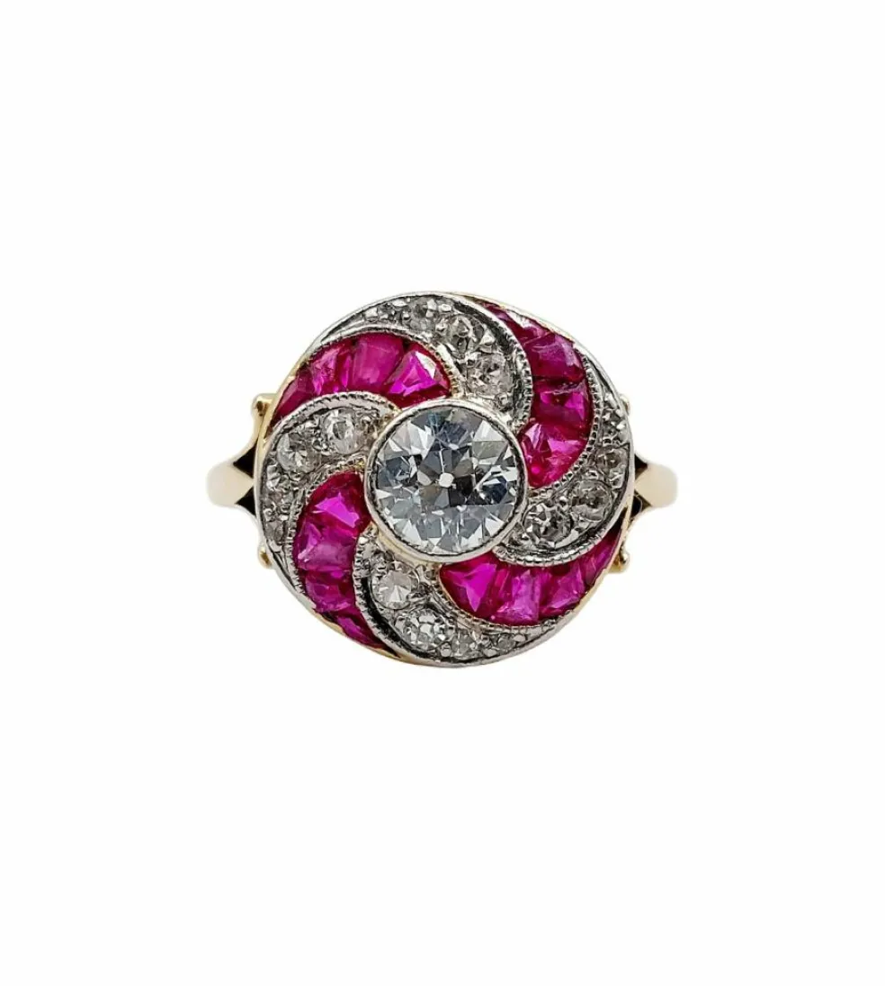 Bague cible tourbillon Art Déco or jaune diamant et rubis calibrés