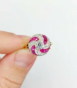 Bague cible tourbillon Art Déco or jaune diamant et rubis calibrés