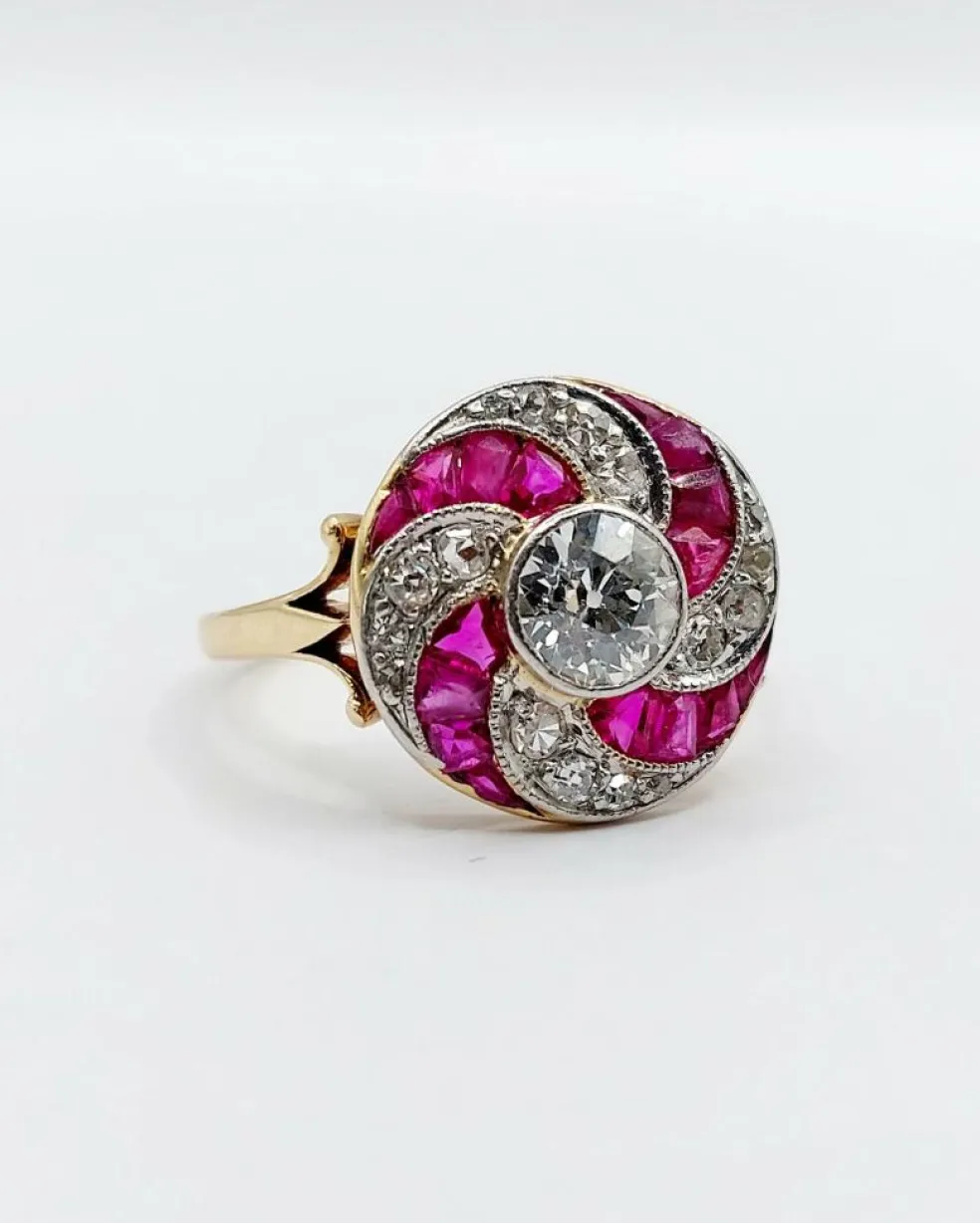 Bague cible tourbillon art deco or jaune diamant et rubis calibrés