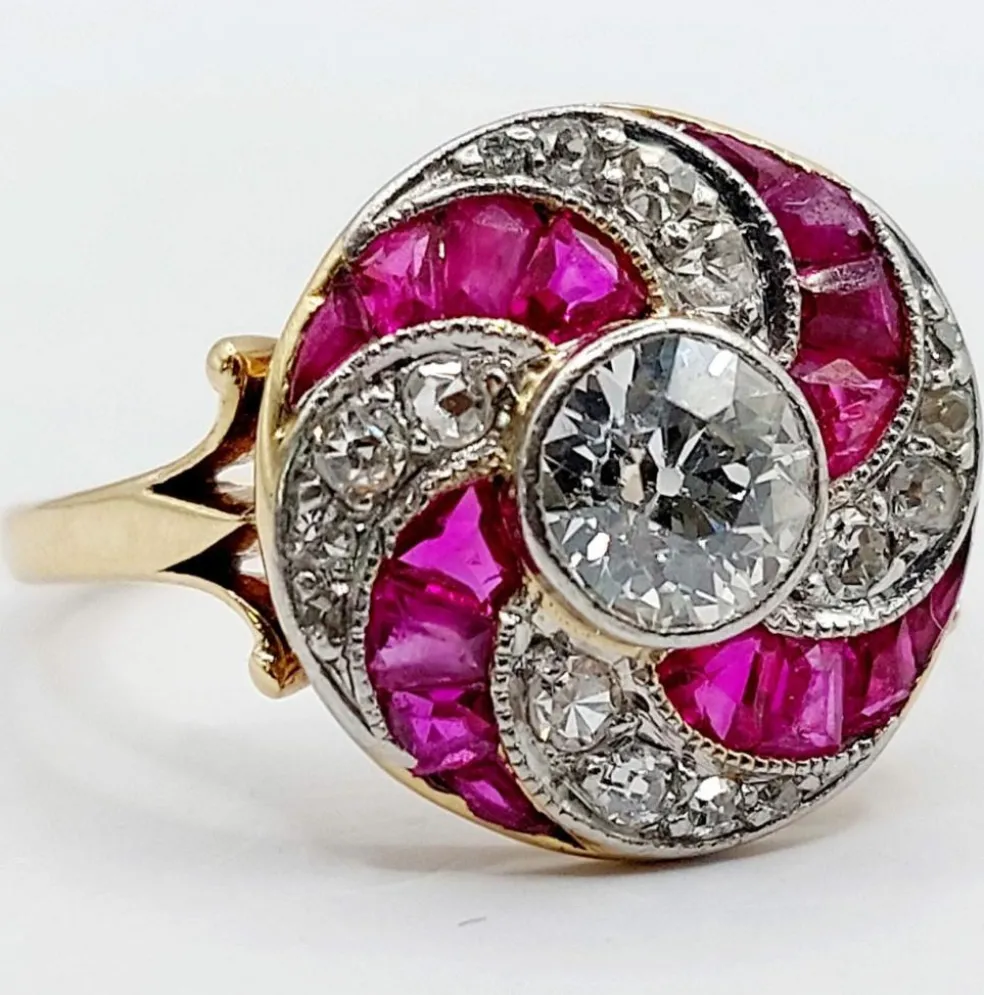 Bague cible tourbillon Art Déco or jaune diamant et rubis calibrés