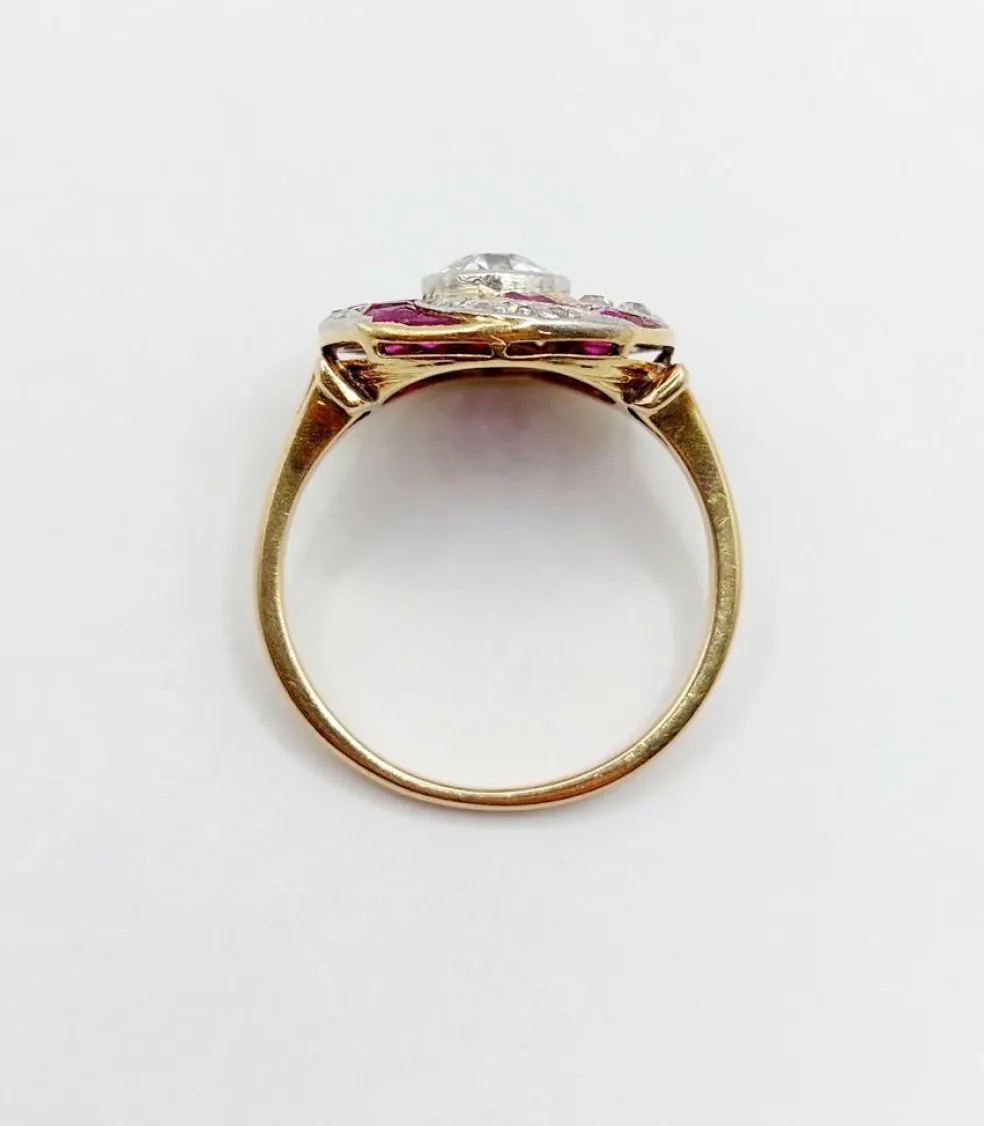 Bague cible tourbillon art deco or jaune diamant et rubis calibrés