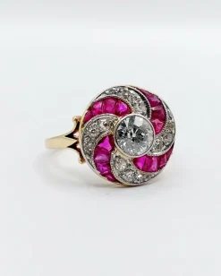 Bague cible tourbillon Art Déco or jaune diamant et rubis calibrés