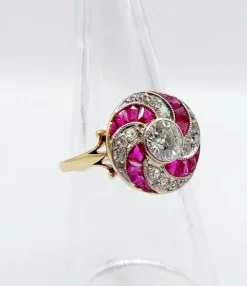 Bague cible tourbillon art deco or jaune diamant et rubis calibrés