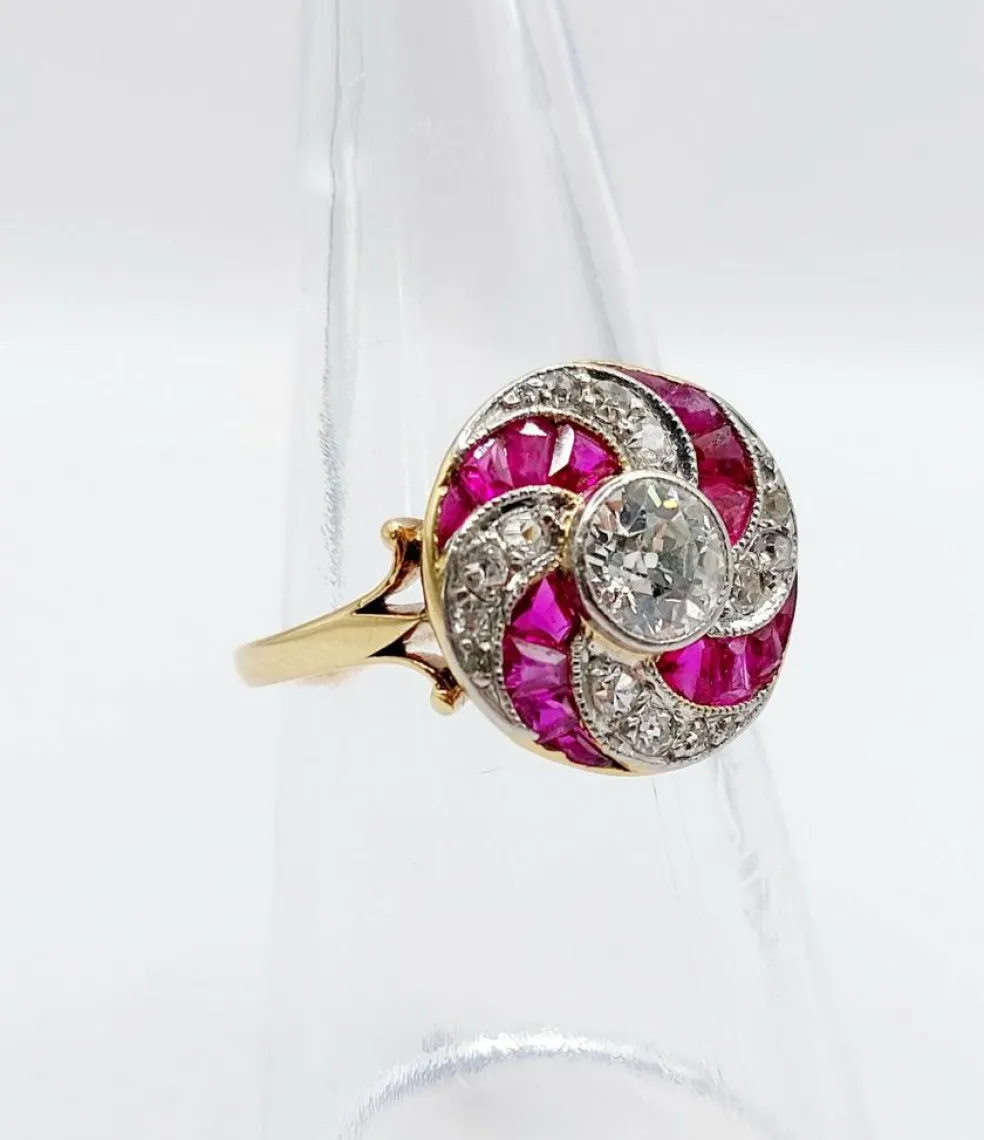 Bague cible tourbillon Art Déco or jaune diamant et rubis calibrés