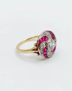 Bague cible tourbillon Art Déco or jaune diamant et rubis calibrés