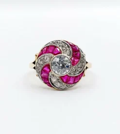 Bague cible tourbillon art deco or jaune diamant et rubis calibrés