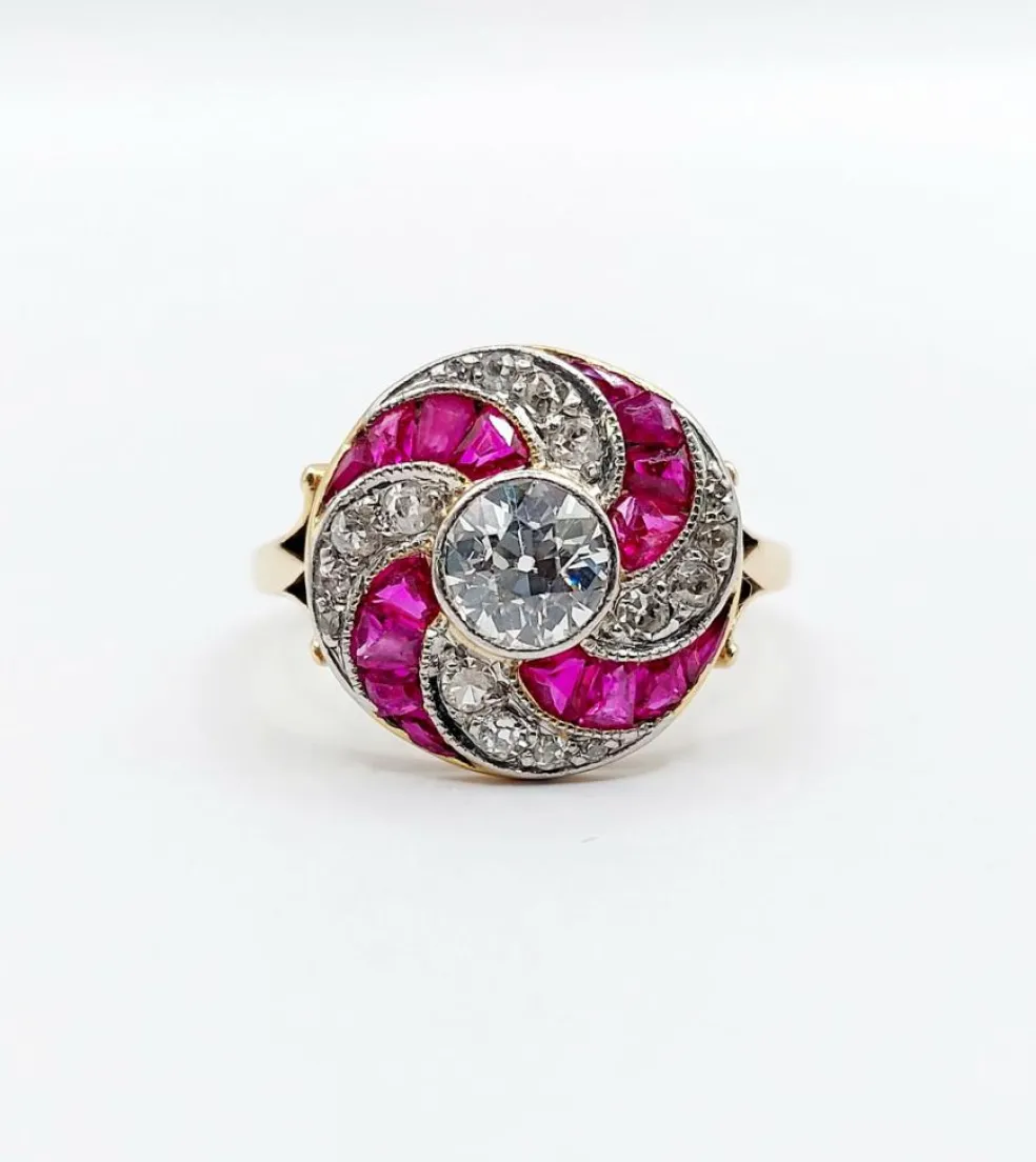 Bague cible tourbillon art deco or jaune diamant et rubis calibrés