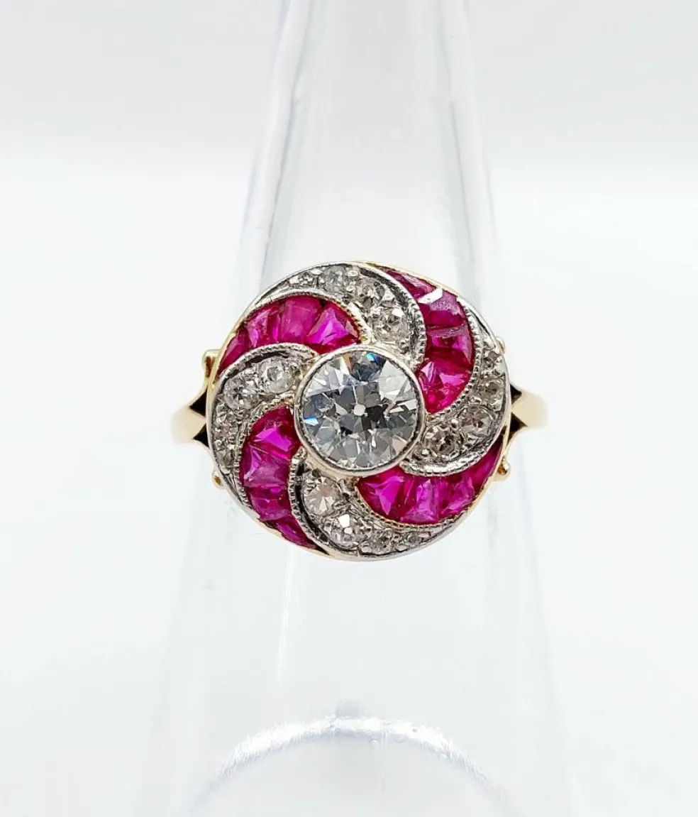 Bague cible tourbillon Art Déco or jaune diamant et rubis calibrés