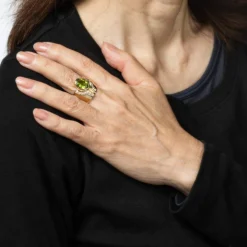 Bague cigare en or jaune et diamants péridot des années 80