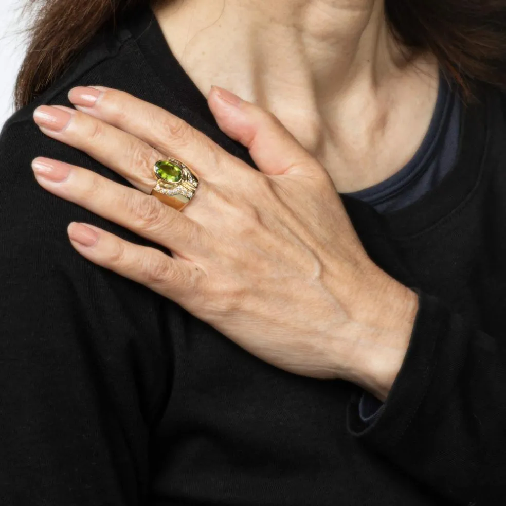 Bague cigare en or jaune et diamants péridot des années 80