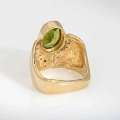 Bague cigare en or jaune et diamants péridot des années 80