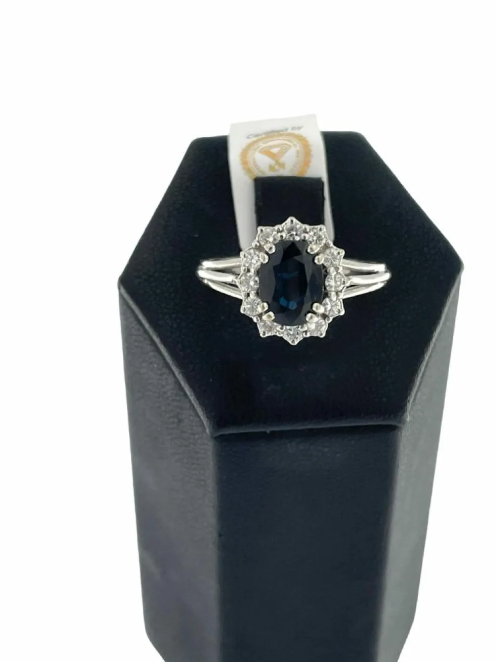 Bague classique en or blanc diamants et saphir certificat IGI
