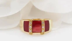 Bague Clozeau or jaune, diamants et résine rouge