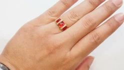 Bague Clozeau or jaune, diamants et résine rouge
