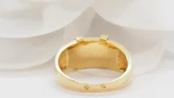 Bague Clozeau or jaune, diamants et résine rouge