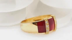 Bague Clozeau or jaune, diamants et résine rouge