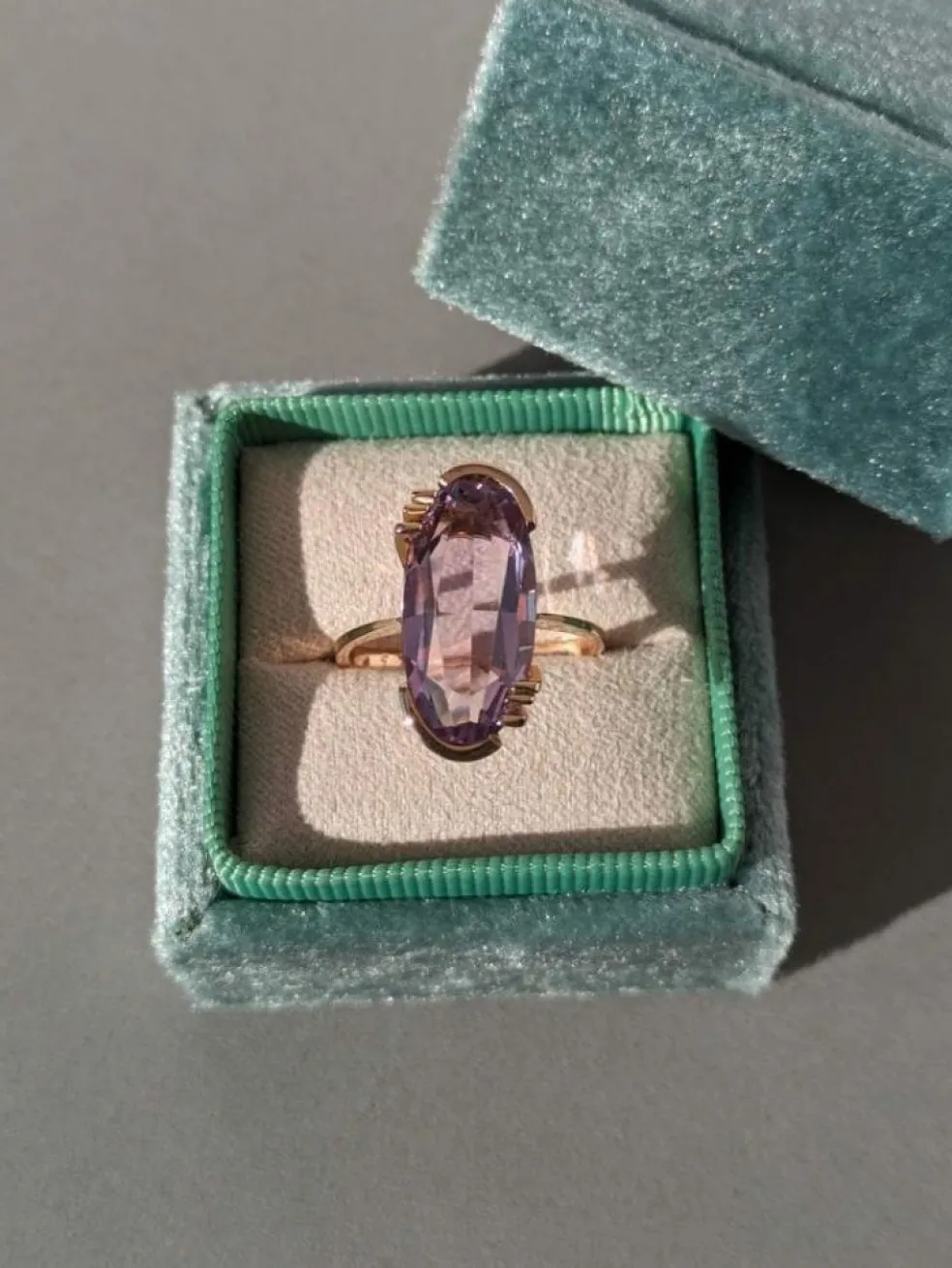 Bague cocktail améthyste rose de France ovale