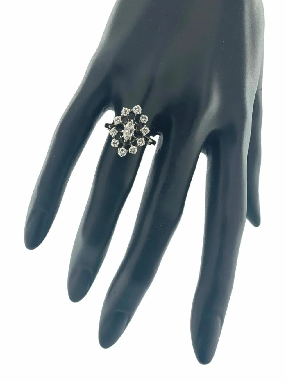 Bague cocktail art déco en or blanc certifiée HRD avec diamants
