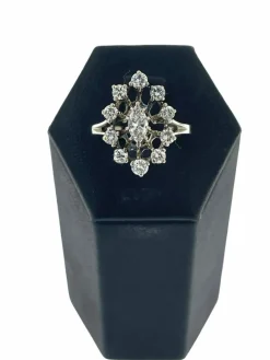 Bague cocktail art déco en or blanc certifiée HRD avec diamants