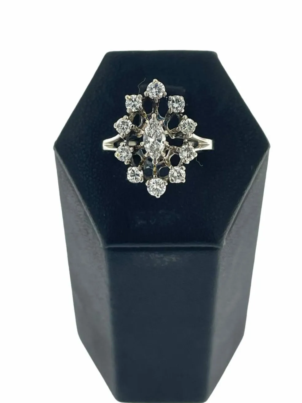 Bague cocktail art déco en or blanc certifiée HRD avec diamants