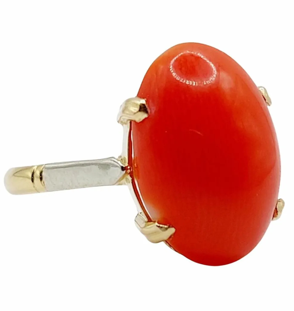 Bague cocktail Art Déco or jaune, cabochon de corail