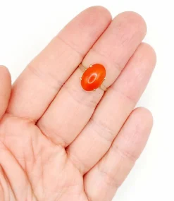 Bague cocktail Art Déco or jaune, cabochon de corail