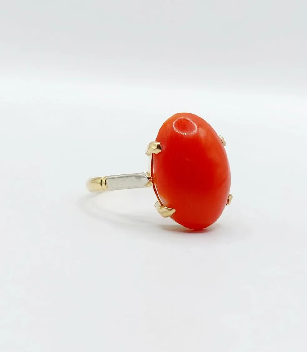 Bague cocktail Art Déco or jaune, cabochon de corail