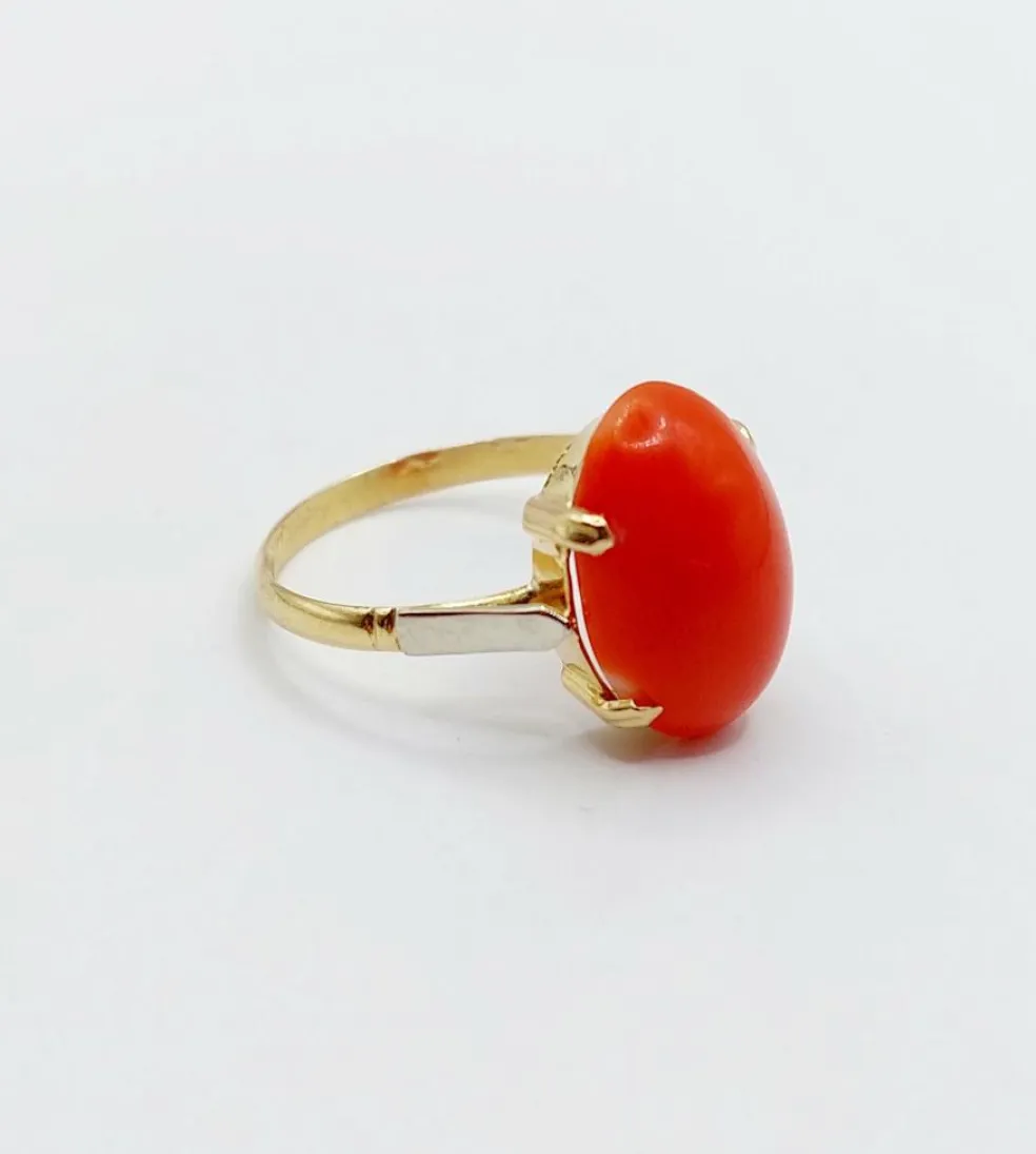 Bague cocktail Art Déco or jaune, cabochon de corail