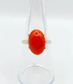 Bague cocktail Art Déco or jaune, cabochon de corail