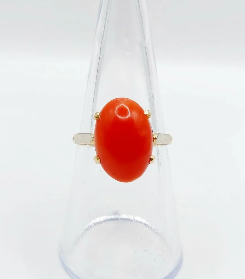 Bague cocktail Art Déco or jaune, cabochon de corail