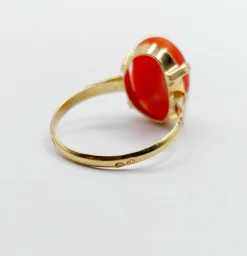 Bague cocktail Art Déco or jaune, cabochon de corail