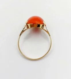Bague cocktail Art Déco or jaune, cabochon de corail