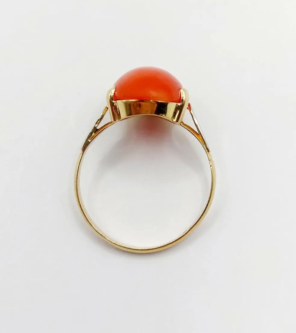 Bague cocktail Art Déco or jaune, cabochon de corail