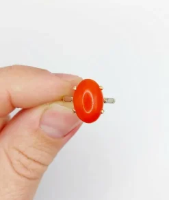 Bague cocktail Art Déco or jaune, cabochon de corail
