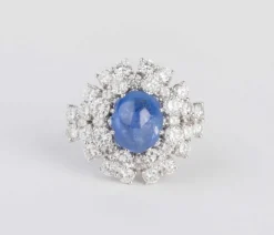 Bague cocktail en diamants et saphir cabochon