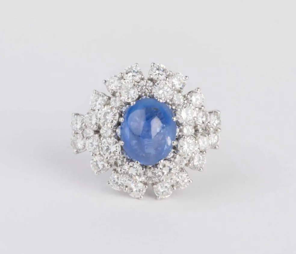 Bague cocktail en diamants et saphir cabochon