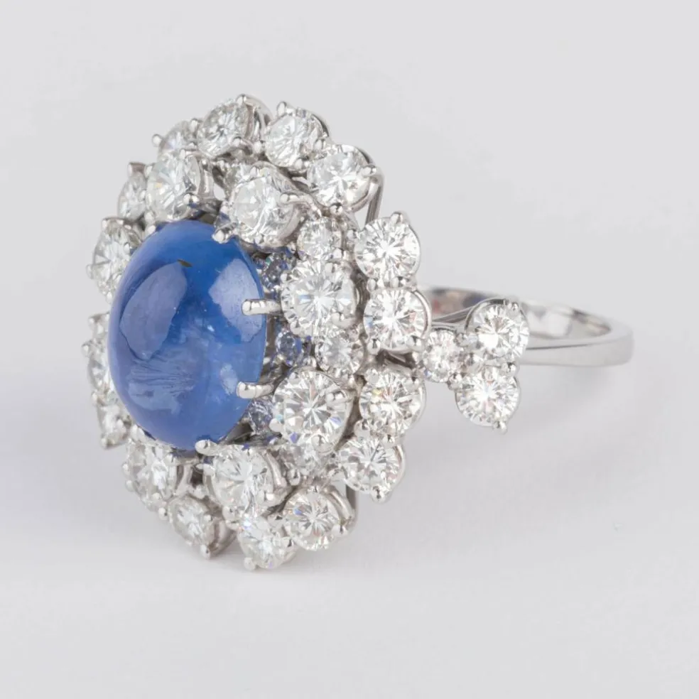 Bague cocktail en diamants et saphir cabochon