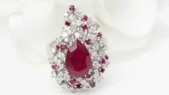 Bague cocktail en or blanc, rubis et diamants