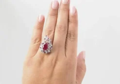 Bague cocktail en or blanc, rubis et diamants