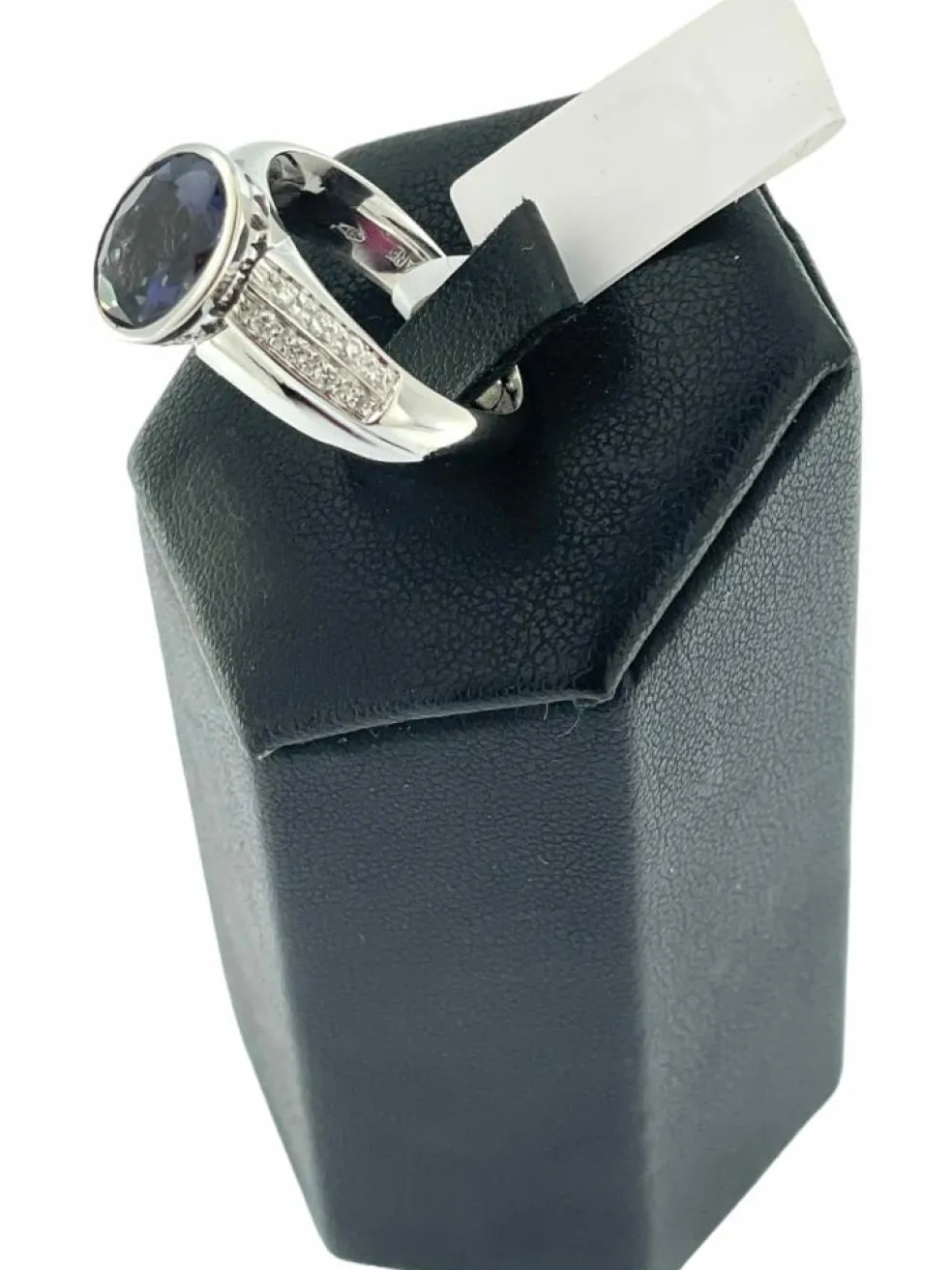 Bague cocktail en or blanc avec iolite et diamants certificat IGI