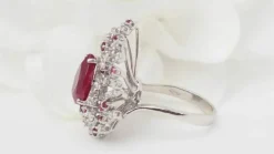 Bague cocktail en or blanc, rubis et diamants