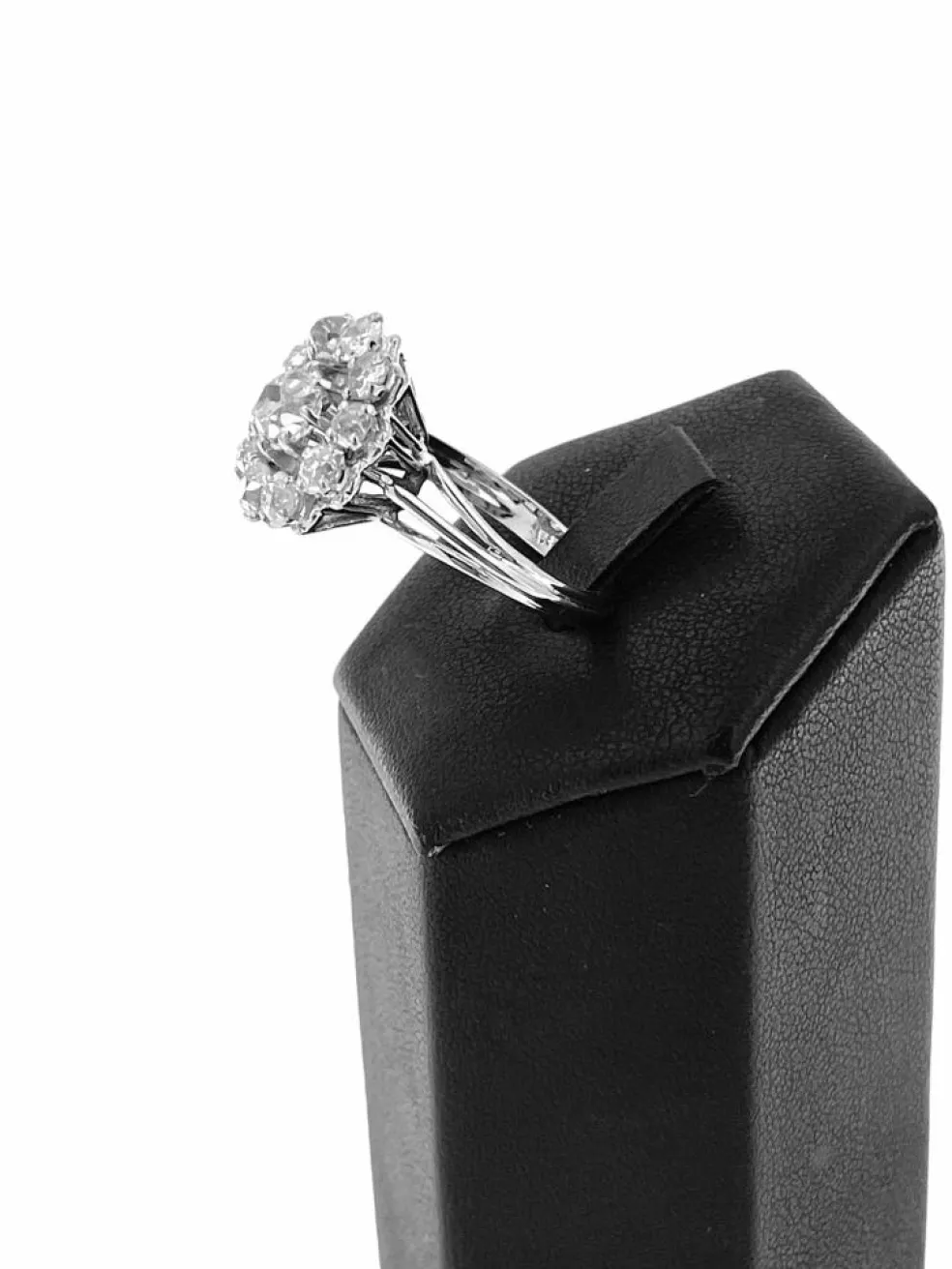 Bague cocktail en or blanc certifiée HRD avec diamants