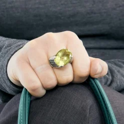 Bague cocktail en or gris avec péridot et diamants